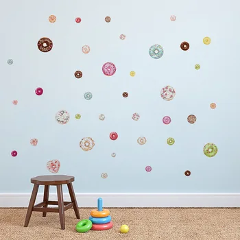 Dječja soba je ukrašena okruglim печеньями piskarati krafne samoljepljive naljepnice za zid